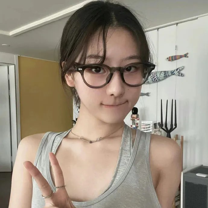 随盲柳入眠的女人